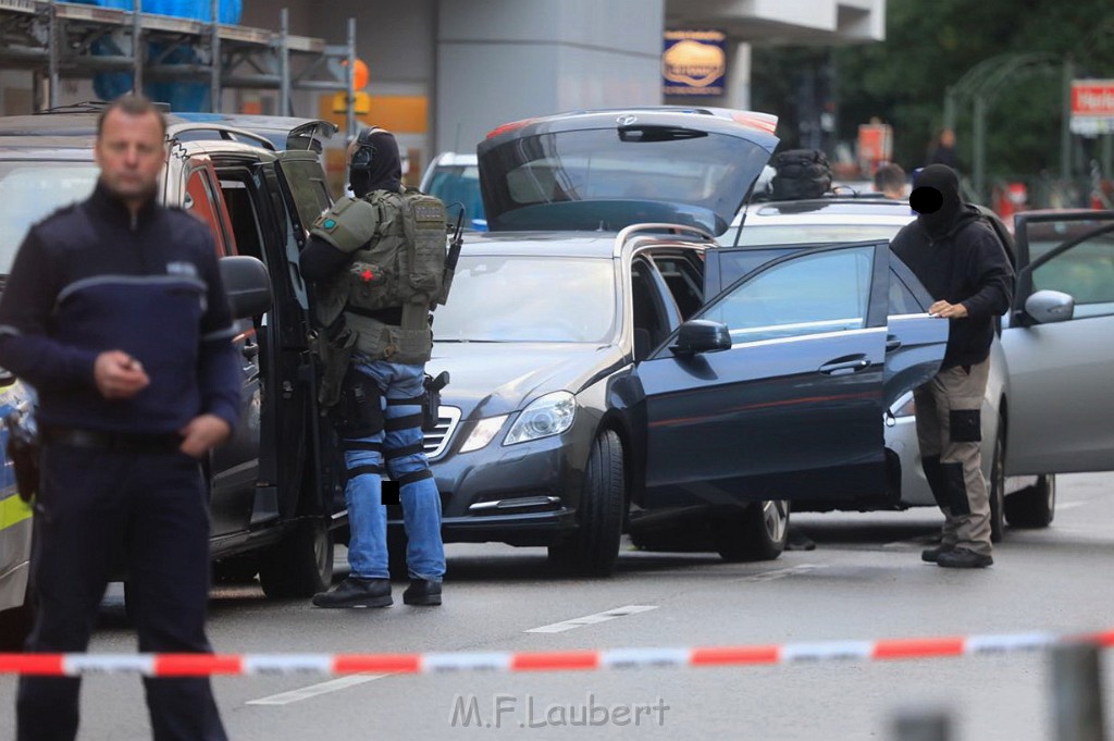 Einsatz BF Pol SEK Bedrohungslage Koeln Buchheim Herlerstr P19.jpg